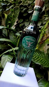 El nuevo Gran Centenario Cristalino, de Gran Centenario Tequila, es un producto Premium de ensamble exclusivo. Su proceso de maduración combina por primera vez los delicados sabores de las mejores reservas de tequilas: añejo de 16 meses en barricas de roble americano, las reservas más suaves de extra añejo de 48 meses en barricas de roble americano y finalmente, un acabado en barricas de Calvados durante 6 meses. El toque exquisito que le da ese sabor único e inigualable a Gran Centenario Crista
