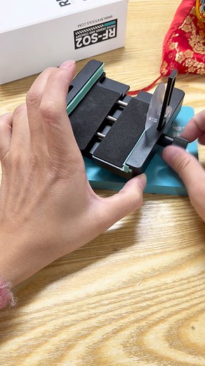 📱Brand new multifunctional rotating fixture RF-SO2 ✅ Adjustable width, easily compatible with 95% of the current models on the market ✅ Silicone buffer, protecting the phone's frame and buttons, holds firmly without slipping off. ✅ Camera avoidance grooves, no risk of damaging the lenses when removing the screen ✅ Bilateral Suction cup positions can be used alternately, convenient and fast ✅Wechat: RF4toolsjudy ✅https://wa.me/message/DOOUWMVDKQETE1 ✅wa.me/ 8613697429641 ✅shopeejudy@outlook.com；