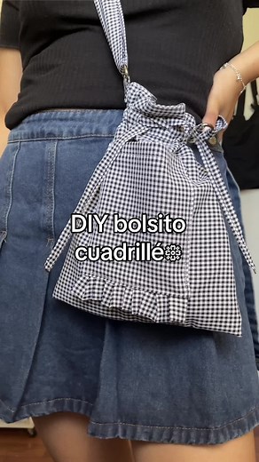 DIY bolsito cuadrillé, super ligero pero espacioso 💕 #DIYBolsos#CreaciónDeBolsos #BolsosHechosAMano#CustomizaciónDeBolsos#HazloTúMismoBolsos#TutorialBolsos#DiseñoDeBolsos#BolsosÚnicos#ReciclaTusBolsos#BolsosArtesanales
