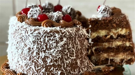 RASKOŠNA ČOKOLADNA TORTA SA KOKOSOM: Gotove kore natopljene mlečnim filom (VIDEO)