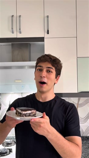 Mehmet Eren on Instagram: "ben çok sevdimm 😋 malzemeler: 1.5 su bardağı süt 0.5 su bardağı şeker 2.5 yemek kaşığı kakao 0.5 su bardağı tereyağ 1.5 paket bisküvi krem şanti + dövülmüş fındık ganaj (yarım paket krema ve bir paket bitter çikolata) #tatlı #yemek #yemektarifleri #tatlıtarifleri #mutfak #fy #kesfet"