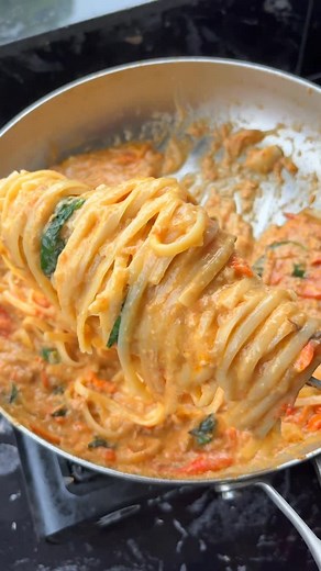 cookiing.bae on Instagram: "Easy tuna parmesan pasta recipe! 🫶🏻🖤 RECIPE INGREDIENTS 📝 (2-3 serving) -150g linguine pasta *season the water with salt -2 tbsp butter -9 pcs tomatoes -2 onion -2 canned tuna -1/4 or 1/3 cup pasta water (more sauce depends on you) -1 cream cream -2 tsp chili powder -basil -parmesan cheese, *adjust to your desired taste #pastarecipe #easyrecipe #foodblogger #instafood #instareels #reelsvideo"