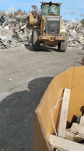 playing in the metal with the front end loader👷