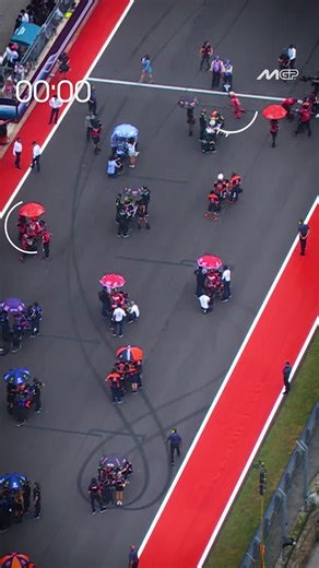 UNPRECEDENTED SCENES. 🤯 Marc Márquez thought it'd stay dry, sprinted to swap bikes... then the rest of the grid followed! 🏃 #AmericasGP 🇺🇸 | #SeasonRecap | MotoGP
