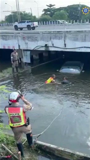 Udom Suk police brave deep floodwaters to tow EV car to safety and return it to owner #Police #Go...
