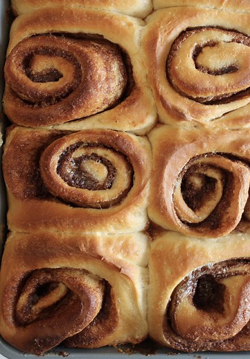 ✨This is my recipe for cinnamon rolls made with brioche dough, there’s nothing better than a warm soft fluffy roll straight from the oven with that classic cinnamon swirl and cream cheese frosting these rolls are cozy sweet and so comforting every bite is soft gooey and melts in your mouth and honestly this will always be my favorite dessert.✨ ~Dough 680 g bread flour 400 g lukewarm milk 70 g sugar (or honey) 12 g salt 7 g instant yeast 1 egg 1 egg yolk 1 tsp vanilla ½ tbsp cinnamon 90 g unsalte