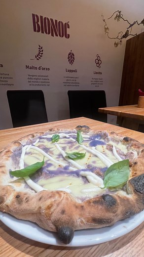 💜 Oggi ti presento in anteprima 1 pizza della nuova collezione autunno 2025 🍕“LA VIOLA” impasto ruota napoletano Crema di patate “Violette” Fior di Latte Salsiccia fresca del Primiero Fonduta al Trentin Grana 24 mesi 🫧 Ovviamente lo sai già.. lievitazione perfetta 48H #pizza #pizzanapoletana #pizzalover #pizzalovers #foodporn #foodie #italianfood #pizzatime #pizzagram #pizzalife #pizzalove #pizzaporn #napolipizza #pizzafan #pizzaislife #fooditaly #trentinodavivere #dolomiti #visittrentino #fi