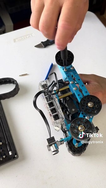 Fixing the @makeblock Robot Using @ifixit tools #ifixit #makeblock #electronicsfix #engenieer #design #drones #robots #phones #devices #lab #digytronix #digytronix #repair #fix #robots #bostondynamicsclone