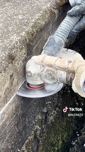 コアー削孔とコンクリートカッターの水道工事 - 工事現場の舗装と下水道作業