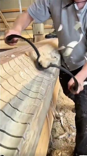 Shaving rough wooden surface smoothly using a curved drawknife tool