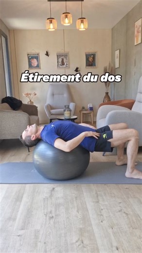 Étirement du dos avec le gros ballon (extension colonne) #stretching #dos #stretch #pilates | Fabien Pilates