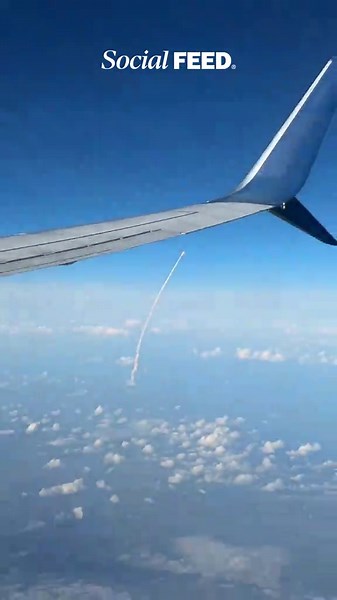 Sebuah video viral di TikTok memperlihatkan momen langka yang dialami seorang penumpang pesawat saat sedang dalam penerbangan. Dalam video tersebut, pilot tiba-tiba meminta para penumpang untuk melihat ke luar jendela pesawat.Tak lama setelah itu, terlihat sebuah roket meluncur menuju angkasa. Penumpang yang merekam pun langsung mengabadikan momen tersebut dari balik jendela pesawat.Peristiwa ini pun membuat banyak warganet kagum, karena tidak setiap hari penumpang pesawat bisa menyaksikan pelun