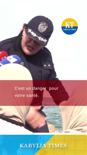 En Algérie, même lorsque l’on est assis tranquillement pour profiter de la mer et de sa brise, la scène peut être interrompue. Une vidéo relayée sur les réseaux sociaux montre deux femmes installées sur des rochers face à la mer, invitées à quitter les lieux par une policière, sous prétexte que