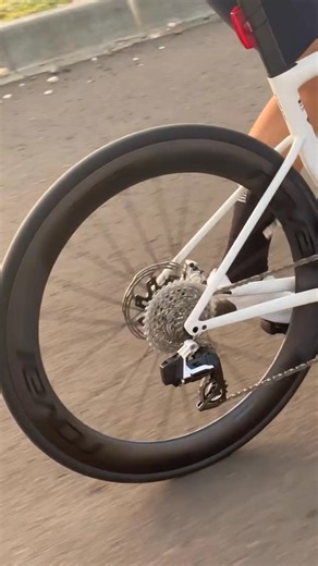 Here’s my review of the test ride, friends: - The braking feel has significantly improved. It’s smoother and more responsive, with the same strong stopping power as the previous series. - Is it quieter? Absolutely! Much quieter with minimal vibrations during braking. - The finger position on the brake lever is much more comfortable compared to the previous series. “One finger braking” is no joke, it’s the real deal! - The palms feel more comfortable when on the hoods. - Gear shifting (RD) is mor