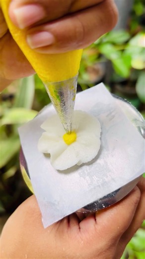 Beautiful Buttercream Flower Piping | Easy Cake Decorating.#buttercream #shorts
