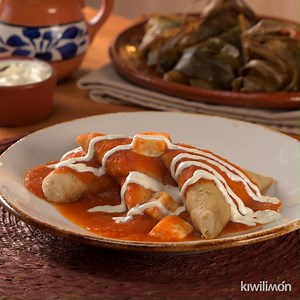 #Corundas are a traditional #tamal from the #Mexican state of #Michoacan. 🇲🇽✨ Small and in a triangle shape, corundas are wrapped in milpa leaves instead of corn husks. 🫔 Some corundas are star-shaped and they are stuffed either with chicken, pork, or vegetables. 🤤 Learn how to prepare traditional corundas with this easy and tasty recipe! 😉🗒️ Recipe here: https://bit.ly/3K002lC | kiwilimón recipes