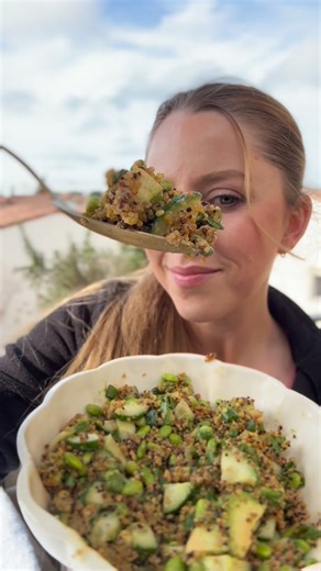 Manon 🌸 on Instagram: "Salade de quinoa croustillant 🔥 A TESTER D’URGENCE ! Liste des ingrédients : 200g de quinoa cru 1 avocat 100g d’edamame 2 cebettes 1/2 concombre Pour la sauce : 1 grosse cuillère à soupe de beurre de cacahouète 2 cuillères à soupes de sauce soja salé 2 cuillères à soupe d’eau chaude ➡️On mélange bien Faire cuire le quinoa à l’eau, une fois cuit on le met au four à 180 degrés environ 30/40 min pour qu’il devienne croustillant En attendant on découpe le reste en morceau et