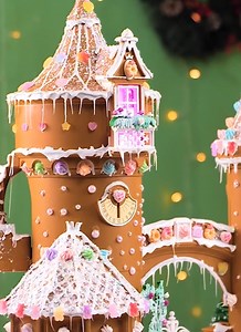 An awesome Christmas decor idea: Transforming doll house into ginger bread! | 5-Minute Crafts Family