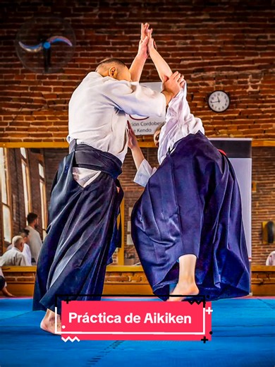 🌀Práctica de aikiken, durante el seminario intensivo de @luiscolalillo en Cor/Arg ¿Qué es el #Aikiken? Es el conjunto de técnicas con espada- generalmente bokken, espada de madera- que se practican dentro del aikido, siguiendo los mismos principios de armonía, entrada (irimi), circularidad y control sin confrontación directa. No se trata de aprender a pelear con espadas como en kenjutsu o kendo, sino de usar el bokken para: 👉🏼Mejorar la comprensión de la distancia (ma-ai) 👉🏼Afinar el timing