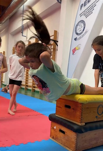 Ha hétfő, akkor erősítés! Versenyzőinket a nagy meleg sem állította meg, szorgalmasan végig csinálták a feladatokat. 🤩💪🏻👏🏻 / If it's Monday, it's time for conditioning! The hot weather didn't stop our competitors, they did every exercise hardworking. / Hajrá Pelikán! 🩵🤍 #pelikansportegyesulet #fitkid #otthonafitkidben #szolnok #fitkidhungary #fitkiddivison #alegjobbak #szeretunksportolni #alegjobbhelyavilagon #hajrapelikan #egysegbenazero @zeli_nori @letti5678 @•Zsófi• @Maja Makai @kam_ka