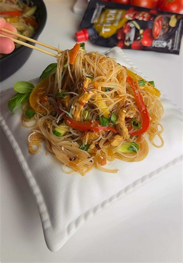 Тепер це наша улюблена вечеря за 30 хвилин🥘 Інгредієнти: -фунчоза — 150–200 г (зазвичай це 3–4 «гнізда») -куряче філе — 2 шт. (приблизно 500-600 г) -болгарський перець — 1 великий (в мене 2 половинки червоного та жовтого кольору ) -морква — 1 шт. -цибуля ріпчаста — 1 шт -огірок свіжий — 1 великий або 2 малі -часник — 3–4 зубчики -соєвий соус від Торчин з чистим складом — 50–70 мл (регулюйте за смаком) -кетчуп Теріякі від Торчин - 3 ст л -олія для смаження — -сіль, чорний перець — за смаком -зел