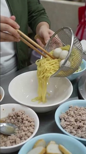 Preparing Classic Singapore Fishball Noodle Soup