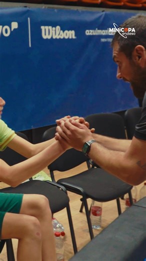 Tras sellar la clasificación para la Fase Final de la #MinicopaEndesa Valencia 2026, los chicos de Cajasiete Fundación Club Baloncesto 1939 Canarias han ido a preocuparse y dar ánimos a Gabriel Moreno, jugador de Unicaja Baloncesto que no ha podido terminar el partido por lesión. Esto es deportividad ❤️ Esto es la #MinicopaEndesa ❤️ | ACB - Asociación Clubes Baloncesto