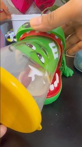 Angr crocodile eating m&m’s cup#m&m’s#asmrsounds #satisfying #viralshort #shortvideo