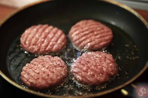 Blood Coming Out Of Burger While Cooking - Simple Lifesaver