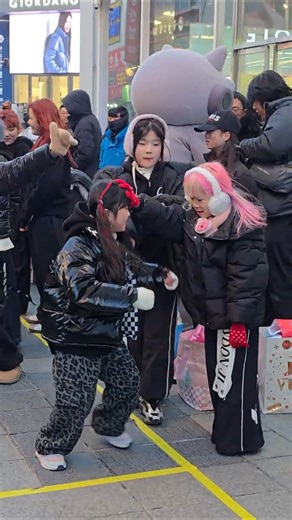 얘들아 잠시만 진정해!! 이머전시🎵 #춤추는윤지 #emergency #쇼츠 #이머전시 #챌린지 #댄스 #kpop #춤추는곰돌 #춤추는곰돌의랜덤댄스