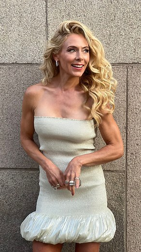 Eva Röse WomenLifeFreedom on Instagram: "C’mon let’s pretend. Jag säger det igen- det är en ynnest i dessa tider att få leka. Att få omslutas av sagor,skimmer och små avbrott i det som är vardag och livets eviga fladder. I går kväll firade anrika Grand Hotel i Stockholm 150 år och vi virvlade bort en kort sekund under kristallkronorna. Tack för en absolut fantastisk afton! Jag försöker omfamna kontrasterna och är ständigt förundrad över ynnesten att få stå mitt i allt detta ibland. Det viskar i