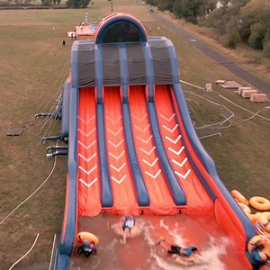 Participe aux 5 km les plus fun de ta vie ! 😂 Les Bulky Games, le parcours d'obstacles gonflables géants à ne surtout pas rater en 2023 👇 Prêt à t'amuser comme un gosse ? 🤩 Un échauffement ultra amusant 🏃5 km de FUN 😂 12 obstacles délirants 🎉 Une ambiance et des activités de folie sur le village Pour retourner en enfance le temps d'une journée, préinscris toi aux Bulky Games ! TAG tes potes en commentaires pour les prévenir et fonce sur notre site pour te préinscrire. PS : En te préinscriv