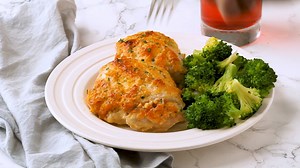 This Easy Baked Cheddar Ranch Chicken Thighs Recipe can be whipped up in just a few minutes, popped in the oven and baked while you make some veggies and dinner can be done easily in under 35 minutes! Perfect last minute easy Keto Dinner! https://www.midgetmomma.com/cheddar-ranch-chicken-thighs/ | Easy Family Friendly Keto/Low Carb Recipes