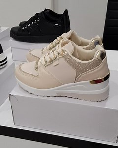 六Spremni za ŠKOLU? Mi JESMO Dodjite i izaberite nešto za sebe iz raznolike ponude u našem butiku珞 ❗ Ne zaboravite na sniženje koje još uvijek traje: ⚠️Sandale po 20,00 KM ⚠️Patike vec od 20,00 KM ⚠️Cipelice po 20,00 i 25,00 KM珞 | Obuća "EM MODA" | Facebook