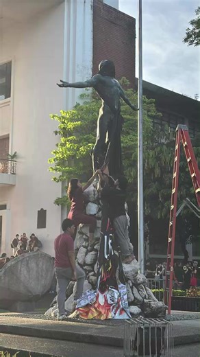 27K views · 15 reactions | Students at the University of the Philippines Diliman drape the Oblation statue in black at Quezon Hall on Sunday, September 21, 2025, ahead of today’s #TrillionPesoMarch.  BM/Zoe Davad | BusinessMirror | Facebook