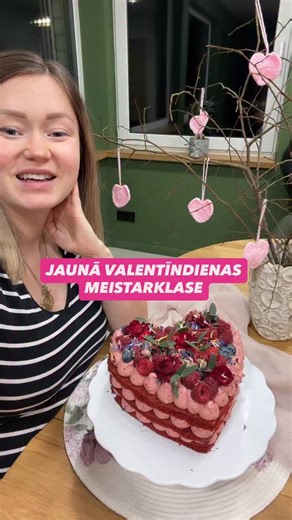 Amanda Ozoliņa | Kūku Receptes Meistarklases Konsultācijas on Instagram: "💗 Valentīndienas online meistarklase ir pieejama! Ja vēlies pagatavot vienkāršu, svētkiem piemērotu kūku, kas izskatās kā no konditorejas vitrīnas — šī meistarklase ir tieši Tev 🍒 ✨ Kas iekļauts meistarklasē: • Valentīndienas kūka “Ķiršu mīlestība” • soli pa solim video pamācība • pilna recepte ar visām mērvienībām • viegli saprotams process arī mājas apstākļos • skaistas un vienkāršas dekorēšanas ideja un sirds trafaret