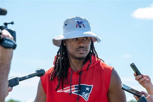‘Superstar’ coach Dont’a Hightower impresses with Patriots