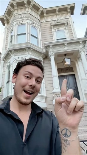 Michael David Magaraci on Instagram: "Did you know you can actually visit the real house from #FullHouse in San Francisco?! 😍🏠 Such a fun little stop while exploring this beautiful city! ✨ #FullHouseHouse #MichaelDavidTV #SanFran #ThingsToDoInSanFrancisco #California #90sTVShows"