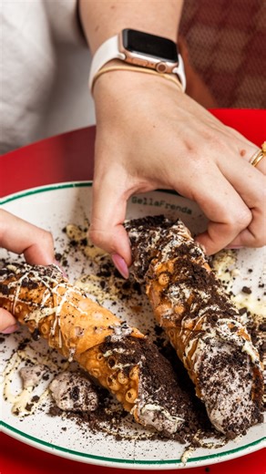 Cookies n cream cannoli energy 🤍 Crispy shell, creamy centre, gone way too fast. | Gellafrenda