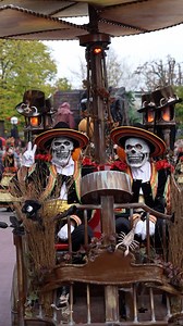 Spoooooooky spooky! 👻 Ed hat seine Freunde eingesammelt und geistert täglich mit ihnen durch den Park! 🎃 Kennst du schon unsere Halloween Parade? 🤩 | Europa-Park
