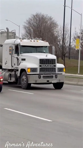 Two Mack Legends Rolling Through Windsor, Canada! 🔥🇨🇦 #BigRig #MackPower