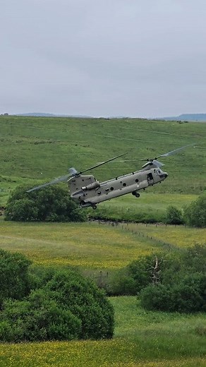 Dutch to the range 🔊🔊 Cannot beat the sound of a Chinook, the distinctive blade slap we all love! Pretty funny day really, we were told there was a media team on site ready to film footage. And supposidly the crew throught a crowd of toggers were it 🤣 We had a few great passes/waves 👋👋 #lakedistrictaviation #fblifestyle #lowflyingaircraft #Dutchairforce | Lake District Aviation