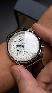 Longines Master Collection L2.673.4.78.3 – Khi Nghệ Thuật Chế Tác Đạt Đến Đỉnh CaoLongines, thành lập năm 1832 tại Saint-Imier, Thụy Sĩ, nổi tiếng với những thiết kế thanh lịch và chất lượng vượt trội. Bộ sưu tập Master Collection ra đời nhằm tôn vinh nghệ thuật chế tác đồng hồ truyền thống, kết hợp giữa sự tinh tế cổ điển và công nghệ hiện đại.Mẫu đồng hồ Longines Master Collection Moonphase L2.673.4.78.3 là minh chứng hoàn hảo cho triết lý này. Với mặt số họa tiết “lúa mạch” màu bạc, kim xanh 