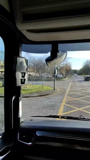 Moving right while turning/ signalling left - the deadliest move on the road #lessonof #hgvtraining