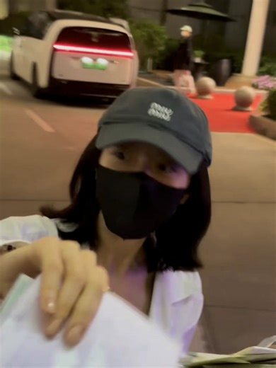 คิดถึงน้องมาก น้ำตาจะไหลกับความคิดถึงนี้ เห็นหนูอยู่กับคุณแม่ตลอดก็อุ่นใจมาตลอด เพราะกลัวน้องทำงานหนักเกินไป นี้พักไม่ถึงสองวันก็เข้ากองหนังต่อเลย เป็นเด็กที่ไม่เคยเปลี่ยน ตามกระแส มีแต่เดินตามทางที่น้องกำหนดเอง เท่ห์มากจ้าวจินม่าย นับถือ การทำงานของเด็กอายุ 23 ปี คนนี้มาก💜🌾 #จ้าวจินม่ายzhaojinmai赵今麦 #จ้าวจินม่าย #จินม่าย #zhaojinmai赵今麦 #zhaojinmai