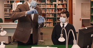 VIDEO Cum se face un test de salivă pentru elevi. Ministrul Sorin Cîmpeanu a "comis-o" în timpul tutorialului