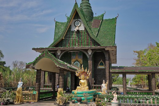 Wat Pa Maha Chedi Kaew (Wat Lan Khuad) - A temple made out of glass bottles - It's better in Thailand