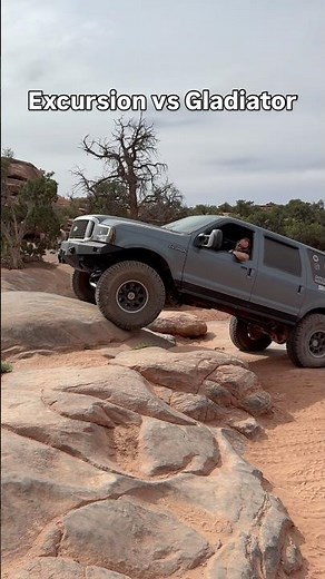 Ford Excursion VS Jeep Gladiator #offroad