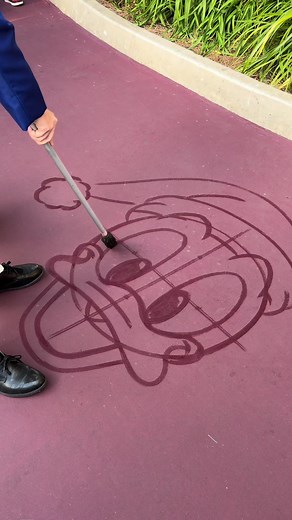 描きますよ〜！って教えてくれて最初から見れた🐭🫶 10年振りのディズニー楽しすぎた💫 #ディズニーシー #カストーディアルアート #ドナルドダック #ディズニークリスマス #おすすめ