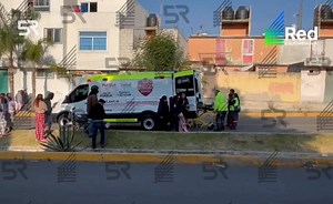 201K views · 1K reactions | #Actualización  || Un menor de entre 15 y 16 años fue atro*pellado junto a un acompañante en Avenida Guadalupe, a la altura de la segunda rotonda en la Unidad Habitacional La Guadalupana. Paramédicos del Sistema de Urgencias Médicas Avanzadas (SUMA) se encuentran en el lugar brindando atención y se prevé el traslado del menor al hospital más cercano. #Guadalupe #SeguridadVial | Cinco Radio Comunicación Efectiva | Facebook